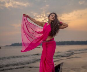 Sheena Chohan Instagram - Sunsets paint the sky in hues of rose and gold, Mumbai’s Versova boats drift like dreams untold. The wind weaves stories through my hair, as the seas whispers unfold.💕

As you grab your coffee this Monday morning, hope you enjoy the @hindustantimes  @htcity interview and new shoot out today. ( link in my bio)
.

.
Shooting Team:
Creative head : @sharaashraf 
Photography: Sudhanshu Tambe(@sudopicia)
Editing: Vimal Raj (@_thestillframe_)
Styling: Sameer Katariya (@sameerkatariya92)
Production: Shreya Thakur (@theeditormischief)
Makeup & Hair: Pratibha (@pratibhasbeautyofficial)
Interview by : @ely.nav 
Creative coordinator: (@kayanaaaaat )

#sheenachohan #actress #shoot #insta #photooftheday #sheena