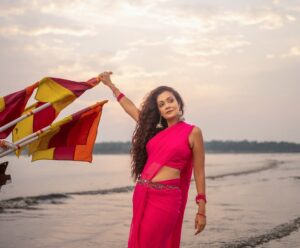 Sheena Chohan Instagram - Sunsets paint the sky in hues of rose and gold, Mumbai’s Versova boats drift like dreams untold. The wind weaves stories through my hair, as the seas whispers unfold.💕

As you grab your coffee this Monday morning, hope you enjoy the @hindustantimes  @htcity interview and new shoot out today. ( link in my bio)
.

.
Shooting Team:
Creative head : @sharaashraf 
Photography: Sudhanshu Tambe(@sudopicia)
Editing: Vimal Raj (@_thestillframe_)
Styling: Sameer Katariya (@sameerkatariya92)
Production: Shreya Thakur (@theeditormischief)
Makeup & Hair: Pratibha (@pratibhasbeautyofficial)
Interview by : @ely.nav 
Creative coordinator: (@kayanaaaaat )

#sheenachohan #actress #shoot #insta #photooftheday #sheena