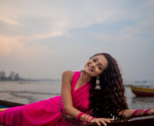 Sheena Chohan Instagram - Sunsets paint the sky in hues of rose and gold, Mumbai’s Versova boats drift like dreams untold. The wind weaves stories through my hair, as the seas whispers unfold.💕

As you grab your coffee this Monday morning, hope you enjoy the @hindustantimes  @htcity interview and new shoot out today. ( link in my bio)
.

.
Shooting Team:
Creative head : @sharaashraf 
Photography: Sudhanshu Tambe(@sudopicia)
Editing: Vimal Raj (@_thestillframe_)
Styling: Sameer Katariya (@sameerkatariya92)
Production: Shreya Thakur (@theeditormischief)
Makeup & Hair: Pratibha (@pratibhasbeautyofficial)
Interview by : @ely.nav 
Creative coordinator: (@kayanaaaaat )

#sheenachohan #actress #shoot #insta #photooftheday #sheena