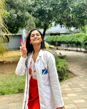 Sheetal Patra Instagram - Holi-fied just before the Med exams stress…That’s how aprons meet holi hues!😆🥼💕
Happppyyyy Holi everyone!!💖🌸🌈 🦋🦄🧡

#holi2025 #medicolife #colours #examsahead