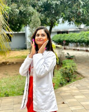 Sheetal Patra Instagram - Holi-fied just before the Med exams stress…That’s how aprons meet holi hues!😆🥼💕
Happppyyyy Holi everyone!!💖🌸🌈 🦋🦄🧡

#holi2025 #medicolife #colours #examsahead