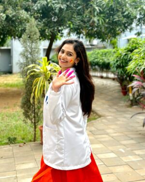 Sheetal Patra Instagram - Holi-fied just before the Med exams stress…That’s how aprons meet holi hues!😆🥼💕
Happppyyyy Holi everyone!!💖🌸🌈 🦋🦄🧡

#holi2025 #medicolife #colours #examsahead