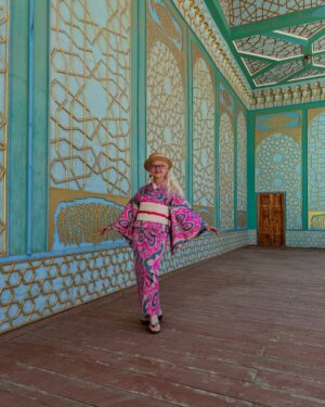 Sheila Cliffe Instagram - 去年のUZBEK CRAFT　(@uzbek.craft)とのコラボのウズベキスタン旅行はお陰様で大好評でした。皆様のご要望に応えて4/29～5/06のGWに私も同行するウズベキスタン旅行を企画いたしました。 
ウズベキスタンは　スザニ刺繍とアドラスイカットの産地です。 
シルクロードの素晴らしい建築、焼き物、布の文化を味わってください。 
催行人員12名になり次第締め切ります。早めにお申し込みください。ご友人もお誘いください。
【★この旅行は着物関係の仕事をされている方や業者の方はご参加できませんのでご了承ください★】 

＜お問い合わせ＞ 
＊この旅行は旅行会社主催の募集ツアーではなく、旅仲間のオーダーメイドの手配旅行です。 
**** **** **** ****
お問い合わせ：ソフィア㈱東京都知事旅行業第3-4240　
mail：satoru@sophia-net.com． Tel:03-5292-7858まで お願いいたします。 
ソフィア(株)よりお申込み手続き書類を発送いたします。 
＊＊1名でのお申し込みは一人部屋となります＊＊
＊査証不要です＊（パスポート残存期間：ウズベキスタン出国日から３ヶ月以上、未使用欄２ページ以上必要）