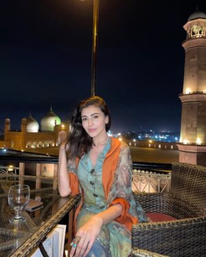 Shermeen Ali Instagram - With the majestic view of the beautiful Badshahi Mosque @havelirestaurantofficial