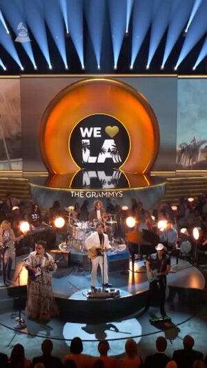 Sheryl Crow Instagram - We love L.A. ❤️

In a heartfelt performance, #BrittanyHoward, #Dawes, #SherylCrow, #StVincent, #BradPaisley, and #JohnLegend paid tribute to the Los Angeles’ community while also honoring the bravery and dedication of first responders who risk their lives to protect others.