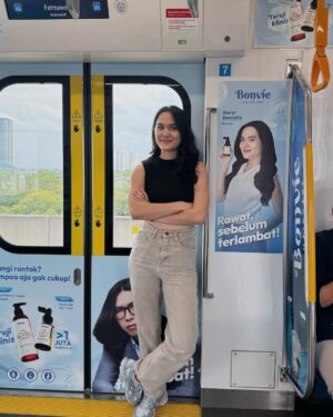 Sheryl Sheinafia Instagram - (ㅅ´ ˘ `) @bonvie.id ( ˶ˆᗜˆ˵ ) ‼️💕

you're on your morning commute and I pop up 🚆👋
wild to see this in the MRT, but even prouder to stand behind a brand that’s been a real game-changer for me.
JKT, we out here!

This keeps it chill but adds a bit more depth—let me know if you want any tweaks!