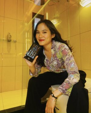 Sheryl Sheinafia Instagram - 17 tahun bersama kamar mandi kuning INI 🥲🚽💛

yes, kuning BANGET (mom’s unapologetic color choice) jadi tempat paling sakral buat aku. di situ aku tumbuh, nangis, nyanyi, mandi sambil brainstorming lagu (dengan diriku sendiri). 2 album pertama di kamar mandi itu semua, banyak banget cerita yang lahir di ruangan kecil itu.

pas akhirnya aku pindah dari rumah keluarga di umur 22, i made a quiet promise to myself: suatu hari nanti, aku bakal punya tempat yang bisa bawa pulang semua rasa itu.

dari semua ruangan di rumah baru ini, i knew one thing for sure: kamar mandinya harus kuning. nggak tau kenapa, but that color stuck with me—a small reminder of where it all started.

5 years later. fast forward—this is it.
ngga fancy, ngga ribet, but it’s mine. and the best part? they gave me a "you did it" smile 🫠🥺😭

thank you @rocaexperience_id for helping me bring my grown-up version of that space to life. sekarang kamar mandinya udah up to date, tapi jiwa nostalgianya masih nempel.