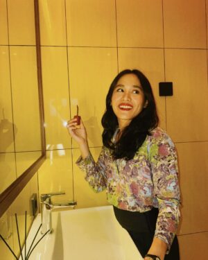 Sheryl Sheinafia Instagram - 17 tahun bersama kamar mandi kuning INI 🥲🚽💛

yes, kuning BANGET (mom’s unapologetic color choice) jadi tempat paling sakral buat aku. di situ aku tumbuh, nangis, nyanyi, mandi sambil brainstorming lagu (dengan diriku sendiri). 2 album pertama di kamar mandi itu semua, banyak banget cerita yang lahir di ruangan kecil itu.

pas akhirnya aku pindah dari rumah keluarga di umur 22, i made a quiet promise to myself: suatu hari nanti, aku bakal punya tempat yang bisa bawa pulang semua rasa itu.

dari semua ruangan di rumah baru ini, i knew one thing for sure: kamar mandinya harus kuning. nggak tau kenapa, but that color stuck with me—a small reminder of where it all started.

5 years later. fast forward—this is it.
ngga fancy, ngga ribet, but it’s mine. and the best part? they gave me a "you did it" smile 🫠🥺😭

thank you @rocaexperience_id for helping me bring my grown-up version of that space to life. sekarang kamar mandinya udah up to date, tapi jiwa nostalgianya masih nempel.
