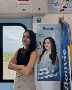 Sheryl Sheinafia Instagram - (ㅅ´ ˘ `) @bonvie.id ( ˶ˆᗜˆ˵ ) ‼️💕

you're on your morning commute and I pop up 🚆👋
wild to see this in the MRT, but even prouder to stand behind a brand that’s been a real game-changer for me.
JKT, we out here!

This keeps it chill but adds a bit more depth—let me know if you want any tweaks!