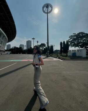 Sheryl Sheinafia Instagram - "pada kemana aja sih kok gak ada orang?"
- matahari jam 13.00 wib, 📍gbk