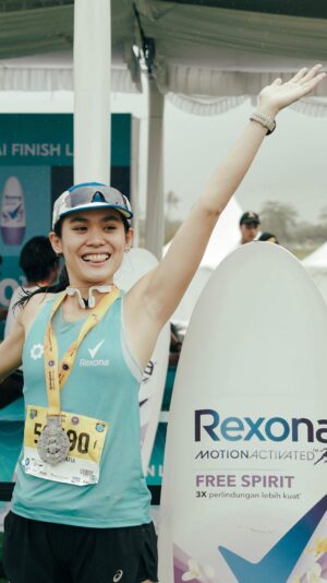 Sheryl Sheinafia Instagram - gak kerasa tahun ini ternyata aku udah lari 1,000 kilometer?! 🤯🙃

i wouldn't have come this far without my support systems, including the people i've met through both offline and online communities. thank you guys, karena kalian aku jadi punya semangat buat #LanjutTerus setiap race 💙

also thanks to @rexona_id for supporting me in my first ever half marathon! jadi bisa finish wangi dan ngerasain kesegaran non-stop 🫶