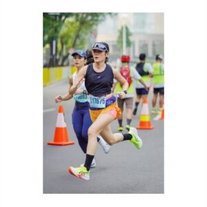 Sheryl Sheinafia Instagram - 5K PB ✨🚀

terima kasih buat rute yang familiar @jakartarunningfestival 🫨 clean route, endless cheering, and so many embarrassing pictures 🙏🏻 (refer to slide 2... there are a lot more from where that came from) but overall, i loved it!

yang besok masih HM dan FM see you in the entertainment stage at 8.30-9.30 AM, let's dance. 💃🏻 🪩