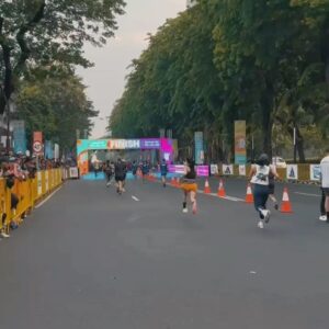 Sheryl Sheinafia Instagram - 5K PB ✨🚀

terima kasih buat rute yang familiar @jakartarunningfestival 🫨 clean route, endless cheering, and so many embarrassing pictures 🙏🏻 (refer to slide 2... there are a lot more from where that came from) but overall, i loved it!

yang besok masih HM dan FM see you in the entertainment stage at 8.30-9.30 AM, let's dance. 💃🏻 🪩