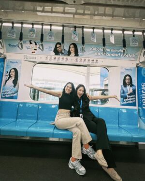Sheryl Sheinafia Instagram - (ㅅ´ ˘ `) @bonvie.id ( ˶ˆᗜˆ˵ ) ‼️💕

you're on your morning commute and I pop up 🚆👋
wild to see this in the MRT, but even prouder to stand behind a brand that’s been a real game-changer for me.
JKT, we out here!

This keeps it chill but adds a bit more depth—let me know if you want any tweaks!