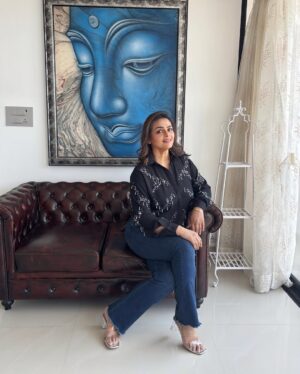 Shilpa Shirodkar Instagram - #ToMyYoungerSelf- I know life wasn’t always easy, and there were times when you felt lost. But I want you to know that it was all worth it. Every struggle, every setback, and every moment of uncertainty led me to where I am today, surrounded by love, supported by amazing family & friends, and at peace with myself and the world. 😇🖤
.
Shirt- @rehbyradhika 
Hair- @suju_blessed