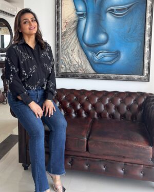 Shilpa Shirodkar Instagram - #ToMyYoungerSelf- I know life wasn’t always easy, and there were times when you felt lost. But I want you to know that it was all worth it. Every struggle, every setback, and every moment of uncertainty led me to where I am today, surrounded by love, supported by amazing family & friends, and at peace with myself and the world. 😇🖤
.
Shirt- @rehbyradhika 
Hair- @suju_blessed