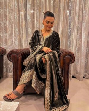 Shilpa Shirodkar Instagram - Last night at the @ndtvmarathi entertainment awards 💫
Wore this absolutely stunning outfit by @sheetalsahneylabel ♥️
.
Heels- @stoffastyle 
Makeup- @anisawant2011 
Hairstylist- @hairstylist_jennny
.
#ShilpaShirodkar #NDTVMarathiEntertainmentAwards #NDTVMarathi