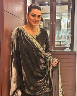 Shilpa Shirodkar Instagram - Last night at the @ndtvmarathi entertainment awards 💫
Wore this absolutely stunning outfit by @sheetalsahneylabel ♥️
.
Heels- @stoffastyle 
Makeup- @anisawant2011 
Hairstylist- @hairstylist_jennny
.
#ShilpaShirodkar #NDTVMarathiEntertainmentAwards #NDTVMarathi