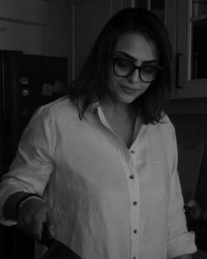 Shilpa Shirodkar Instagram - Brewing up a good evening ☕️
.
#ShilpaShirodkar
.
📸- @portraitsatplaces