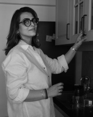 Shilpa Shirodkar Instagram - Brewing up a good evening ☕️
.
#ShilpaShirodkar
.
📸- @portraitsatplaces