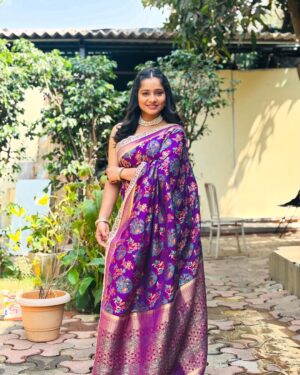 Shilpa Thakre Instagram - Frutifulllll ❣️✨

beautiful saree by : @paithani___house 
clicked by : fav @gandhisakshee_ ❣️😘
Jewellery by : my fav @gandhisakshee_ ❣️
make-up by @roshanu_u_u_u_27_08 ❣️
Hair by : my darling @savita_vishwakarma ❣️
.
.
#shilpathakre #expressionqueen #saree #love
