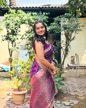 Shilpa Thakre Instagram - Frutifulllll ❣️✨

beautiful saree by : @paithani___house 
clicked by : fav @gandhisakshee_ ❣️😘
Jewellery by : my fav @gandhisakshee_ ❣️
make-up by @roshanu_u_u_u_27_08 ❣️
Hair by : my darling @savita_vishwakarma ❣️
.
.
#shilpathakre #expressionqueen #saree #love