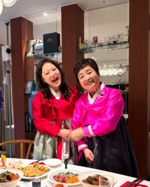 Shim Jin-hwa Instagram - -
너무 행복하고 너무 감사했던 엄마 칠순💕

엄마가 기어코 잔치하는거 싫다고해서
그냥 여행 가기로 하고 서울왔는데 서프라이즈!!!😍

내가 너무도 사랑하는 신영이 기욱이 유진이가 오고
엄마를 위한 정성가득한 선물들까지🥹
진짜 감동그잡채🫶

멀리 포항에서 스페셜 가수로 와준 우리 이모도 최고👍

승철오빠 다해도 집으로 대왕 꽃바구니들까지🌷🌷🌷

예쁜 한복 보내주신 박술녀 선생님 감사합니다💕

원효씨가 만들어 준 아빠영상은 정말……😭

진심으로 잊지못할 하루🙏