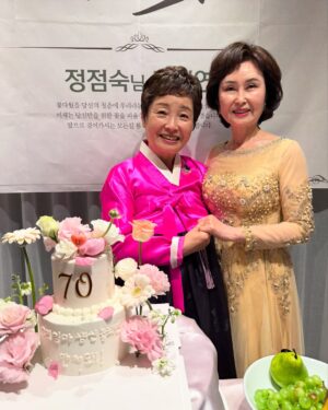 Shim Jin-hwa Instagram - -
너무 행복하고 너무 감사했던 엄마 칠순💕

엄마가 기어코 잔치하는거 싫다고해서
그냥 여행 가기로 하고 서울왔는데 서프라이즈!!!😍

내가 너무도 사랑하는 신영이 기욱이 유진이가 오고
엄마를 위한 정성가득한 선물들까지🥹
진짜 감동그잡채🫶

멀리 포항에서 스페셜 가수로 와준 우리 이모도 최고👍

승철오빠 다해도 집으로 대왕 꽃바구니들까지🌷🌷🌷

예쁜 한복 보내주신 박술녀 선생님 감사합니다💕

원효씨가 만들어 준 아빠영상은 정말……😭

진심으로 잊지못할 하루🙏