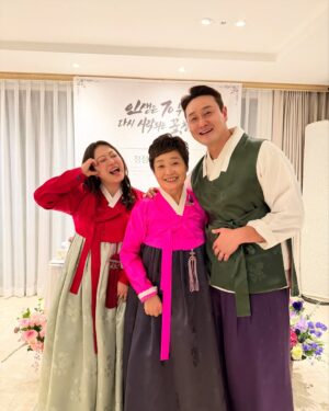 Shim Jin-hwa Instagram - -
너무 행복하고 너무 감사했던 엄마 칠순💕

엄마가 기어코 잔치하는거 싫다고해서
그냥 여행 가기로 하고 서울왔는데 서프라이즈!!!😍

내가 너무도 사랑하는 신영이 기욱이 유진이가 오고
엄마를 위한 정성가득한 선물들까지🥹
진짜 감동그잡채🫶

멀리 포항에서 스페셜 가수로 와준 우리 이모도 최고👍

승철오빠 다해도 집으로 대왕 꽃바구니들까지🌷🌷🌷

예쁜 한복 보내주신 박술녀 선생님 감사합니다💕

원효씨가 만들어 준 아빠영상은 정말……😭

진심으로 잊지못할 하루🙏