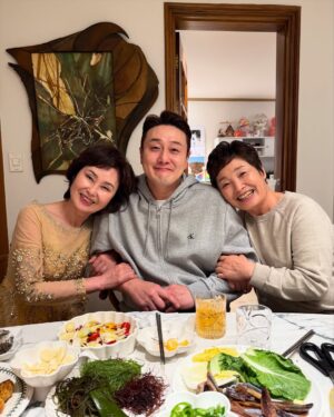 Shim Jin-hwa Instagram - -
너무 행복하고 너무 감사했던 엄마 칠순💕

엄마가 기어코 잔치하는거 싫다고해서
그냥 여행 가기로 하고 서울왔는데 서프라이즈!!!😍

내가 너무도 사랑하는 신영이 기욱이 유진이가 오고
엄마를 위한 정성가득한 선물들까지🥹
진짜 감동그잡채🫶

멀리 포항에서 스페셜 가수로 와준 우리 이모도 최고👍

승철오빠 다해도 집으로 대왕 꽃바구니들까지🌷🌷🌷

예쁜 한복 보내주신 박술녀 선생님 감사합니다💕

원효씨가 만들어 준 아빠영상은 정말……😭

진심으로 잊지못할 하루🙏