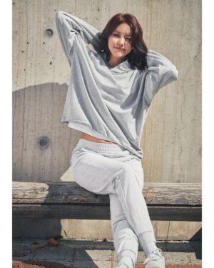 Shin Hye-jeong Instagram - 진짜 원단들이 너무 부드러워서 촬영내내 감탄한 stl
가볍고 쾌적해서 매일 입고 싶어요😊👍
#stl #에스티엘