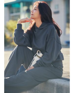 Shin Hye-jeong Instagram - 진짜 원단들이 너무 부드러워서 촬영내내 감탄한 stl
가볍고 쾌적해서 매일 입고 싶어요😊👍
#stl #에스티엘