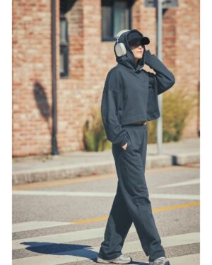 Shin Hye-jeong Instagram - 진짜 원단들이 너무 부드러워서 촬영내내 감탄한 stl
가볍고 쾌적해서 매일 입고 싶어요😊👍
#stl #에스티엘