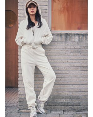 Shin Hye-jeong Instagram - 진짜 원단들이 너무 부드러워서 촬영내내 감탄한 stl
가볍고 쾌적해서 매일 입고 싶어요😊👍
#stl #에스티엘