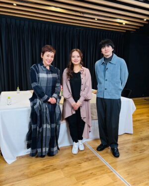 Shinobu Otake Instagram - 先日放送された、CX「突然ですが占ってもいいですか？」。
今一緒にお芝居をしている林遣都くんと。
2021年に舞台「フェードル」で共演して以来、仲良しになったケンティー。
あの時と変わらず、真面目で誠実に芝居に向き合っていて本当に素敵です。
純粋です。

まだまだな私達。
進化してゆきます。

星先生、またまた私のこと当ててしまった。
ギリギリの星だから、コツコツは無理なんですって。
ずーとバタバタだそうです😰
そんな、困ります。本当に困る。
まあここまできたらしょうがないか😰

TVerで見逃し配信もありますので、是非！

#突然ですが占ってもいいですか？
#星ひとみ　先生
#林遣都　さん
#大竹しのぶ