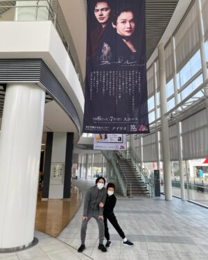 Shinobu Otake Instagram - 先日放送された、CX「突然ですが占ってもいいですか？」。
今一緒にお芝居をしている林遣都くんと。
2021年に舞台「フェードル」で共演して以来、仲良しになったケンティー。
あの時と変わらず、真面目で誠実に芝居に向き合っていて本当に素敵です。
純粋です。

まだまだな私達。
進化してゆきます。

星先生、またまた私のこと当ててしまった。
ギリギリの星だから、コツコツは無理なんですって。
ずーとバタバタだそうです😰
そんな、困ります。本当に困る。
まあここまできたらしょうがないか😰

TVerで見逃し配信もありますので、是非！

#突然ですが占ってもいいですか？
#星ひとみ　先生
#林遣都　さん
#大竹しのぶ