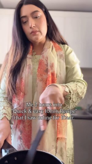 Shireen Mirza Instagram - Moral of the story - if it looks easy, it’s probably not!
Who else can relate?

#CookingFails #ExpectationVsReality #FunnyMoments #relatable #iftari #ramadan #sahur #ramadanrecipes

Ramadan special , Iftaar , pakistani shows, Pakistani suits, hum tv, kitchen, recipes, cooking, funny,
