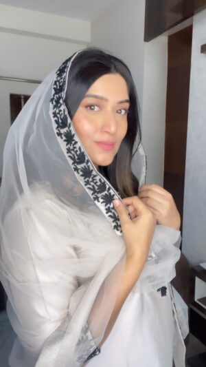 Shireen Mirza Instagram - Just say “الحمدالله” and remember
that your life is better than millions” 

Jumma Mubarak 🤲🏻✨

#jumma #ramadan #alhumdulillah 

Ramadan, Jumma mubarak , blessing, peace, pray, believe