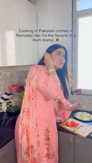 Shireen Mirza Instagram - Cooking in Pakistani clothes like I’m the heroine of a Hum drama ✨🫶🏼🙈

Ramadan special , Iftaar , pakistani shows, Pakistani suits, hum tv, kitchen, recipes, cooking, funny,