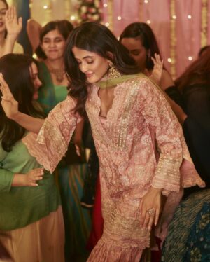Shivvani Paatil Instagram - Some of my favourite pictures from @thattallgirlyouknow’s mehendi ceremony at home 🥹❤️🥰 Wearing @shopmulmul and @weartiramisu jewellery ✨🤍 📸 - @mohitvaru 🎀
.
.
.
.
.
.
Shaadi // wedding // sangeet // Indian wedding // Mehendi ceremony //