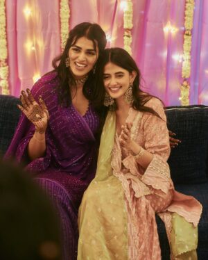 Shivvani Paatil Instagram - Some of my favourite pictures from @thattallgirlyouknow’s mehendi ceremony at home 🥹❤️🥰 Wearing @shopmulmul and @weartiramisu jewellery ✨🤍 📸 - @mohitvaru 🎀
.
.
.
.
.
.
Shaadi // wedding // sangeet // Indian wedding // Mehendi ceremony //