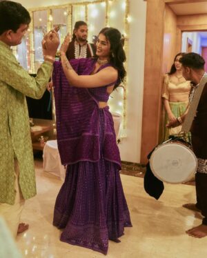 Shivvani Paatil Instagram - Some of my favourite pictures from @thattallgirlyouknow’s mehendi ceremony at home 🥹❤️🥰 Wearing @shopmulmul and @weartiramisu jewellery ✨🤍 📸 - @mohitvaru 🎀
.
.
.
.
.
.
Shaadi // wedding // sangeet // Indian wedding // Mehendi ceremony //