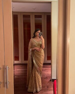 Shivvani Paatil Instagram - Doused in gold ✨// In the last picture you can tell I was done with the wedding celebration 🫠😂

Saree: @seemagujraldesign 🏆
Makeup: @pallavidoesmakeup 🤍
Photos: @mousampictures 📸