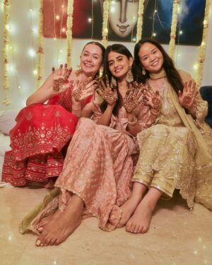 Shivvani Paatil Instagram - Some of my favourite pictures from @thattallgirlyouknow’s mehendi ceremony at home 🥹❤️🥰 Wearing @shopmulmul and @weartiramisu jewellery ✨🤍 📸 - @mohitvaru 🎀
.
.
.
.
.
.
Shaadi // wedding // sangeet // Indian wedding // Mehendi ceremony //