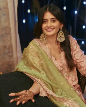 Shivvani Paatil Instagram - Some of my favourite pictures from @thattallgirlyouknow’s mehendi ceremony at home 🥹❤️🥰 Wearing @shopmulmul and @weartiramisu jewellery ✨🤍 📸 - @mohitvaru 🎀
.
.
.
.
.
.
Shaadi // wedding // sangeet // Indian wedding // Mehendi ceremony //