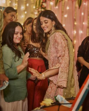 Shivvani Paatil Instagram - Some of my favourite pictures from @thattallgirlyouknow’s mehendi ceremony at home 🥹❤️🥰 Wearing @shopmulmul and @weartiramisu jewellery ✨🤍 📸 - @mohitvaru 🎀
.
.
.
.
.
.
Shaadi // wedding // sangeet // Indian wedding // Mehendi ceremony //