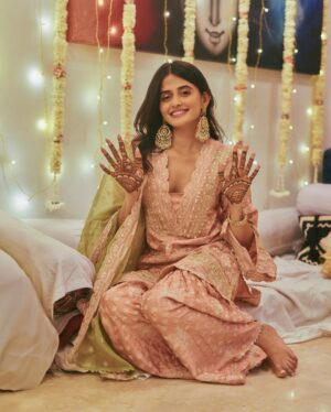 Shivvani Paatil Instagram - Some of my favourite pictures from @thattallgirlyouknow’s mehendi ceremony at home 🥹❤️🥰 Wearing @shopmulmul and @weartiramisu jewellery ✨🤍 📸 - @mohitvaru 🎀
.
.
.
.
.
.
Shaadi // wedding // sangeet // Indian wedding // Mehendi ceremony //