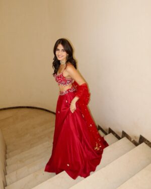 Shivvani Paatil Instagram - Basically having my Desi Cinderella moment in this lehenga 🥹♥️ 
.
.
.
.
.
.
India outfit // Shaadi // Wedding // Sangeet // Lehenga // Saree // cocktail // Indian Wedding / Red