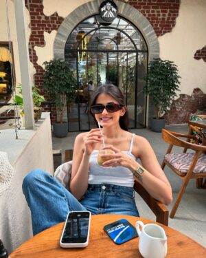 Shivvani Paatil Instagram - Char drink tequila ke baad, next morning coffee will fix everything na? This coffee really brought me back to life cause I was running on 4 hours of sleep x 🍒💤