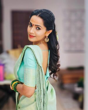 Shobha Shetty Instagram - Family ❤️
.
Outfit @naa_maguva 
.
#family#love#unconventional#mood#sareelove#